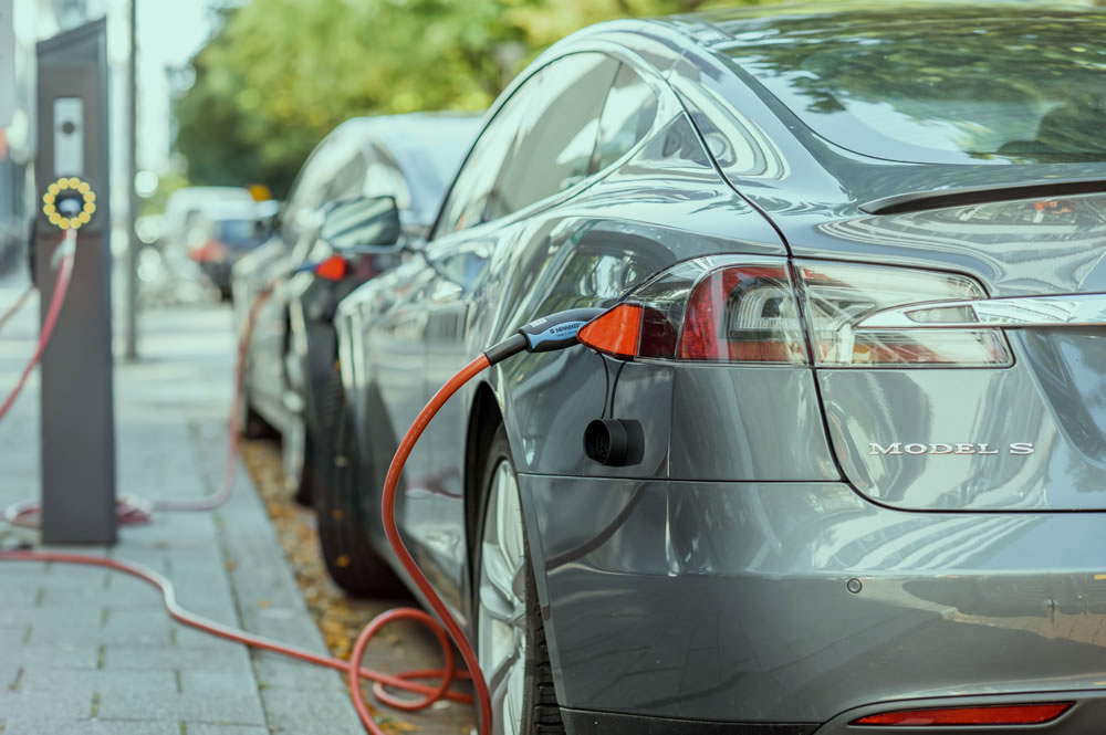 Geleceğe Doğru Sürmek: Elektrikli Araçların Gelişiminde Petrokimyanın Rolü