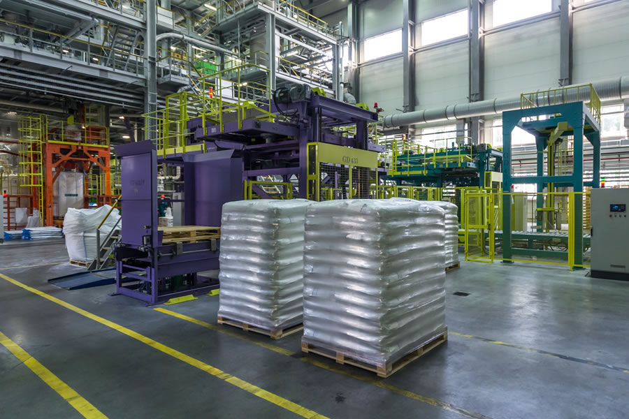 SIBUR can offer an extended service option utilizing the infrastructure and a vast distribution network, choosing effective solutions in packaging and financial instruments. 