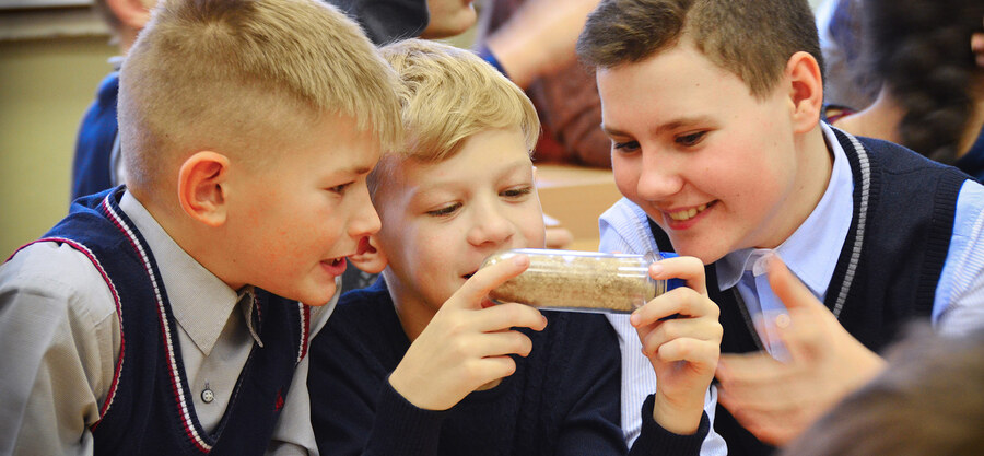 The children will not only learn, for example, that plastic is not waste but also a raw material for producing new, useful things, but they will also share this knowledge with their friends. 