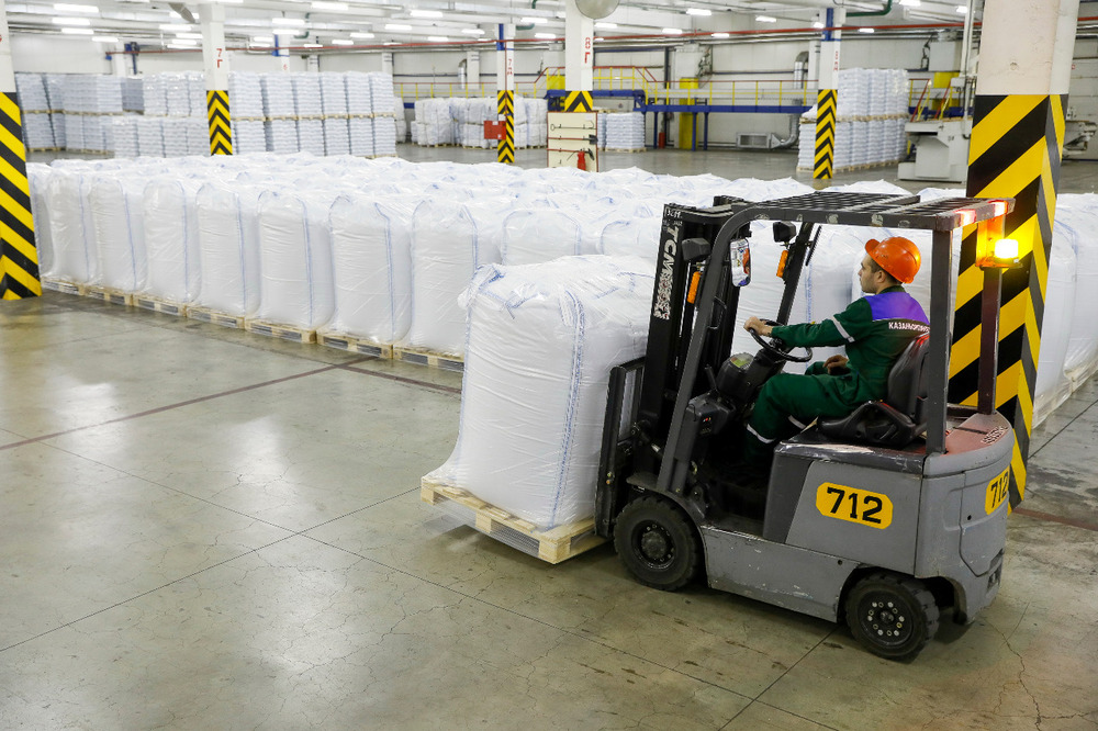 For example, if a prompt shipment is required but at the same time the customer wants to minimize costs, the company will find options for mutual saving (image: Kazanorgsintez). 